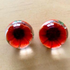 Clip earrings. Flowers inside plastic plexi